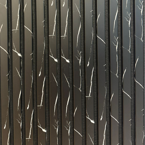 Crne vertikalne zidne letvice sa suptilnim mermernim šarama.