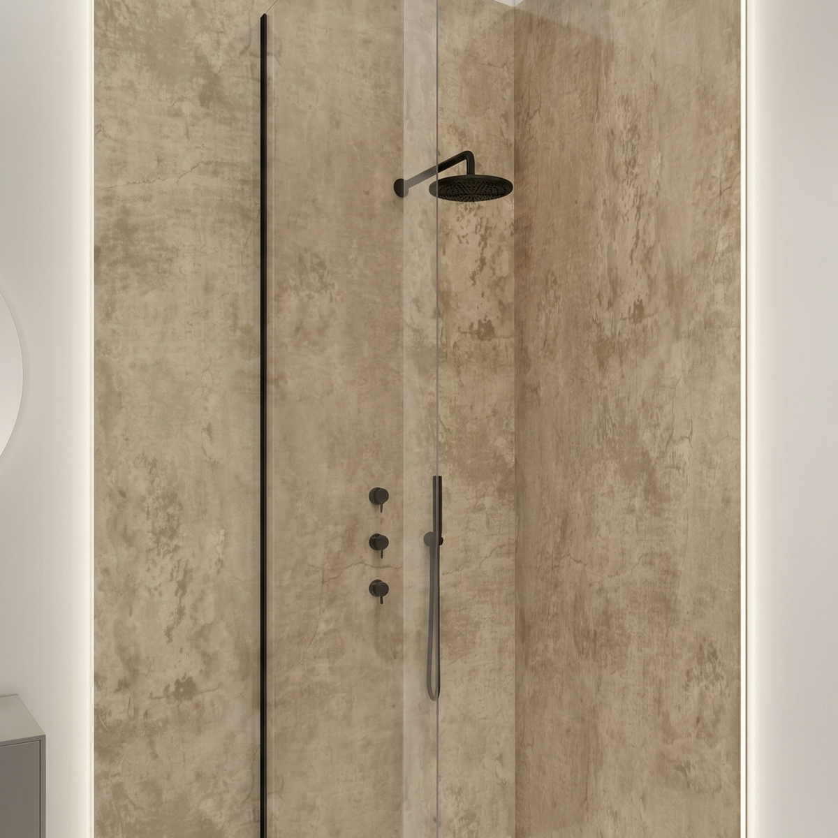 Minimalistische inloopdouche met beige betonlook SPC wandpanelen en zwarte regendouche voor een moderne en strakke badkamer uitstraling